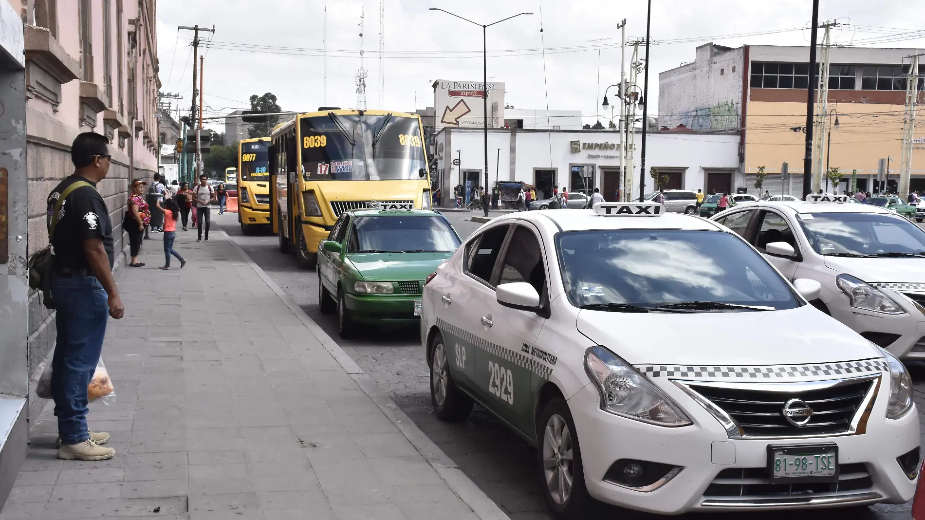 taxis obstruyen en parada del camion en Alameda.2